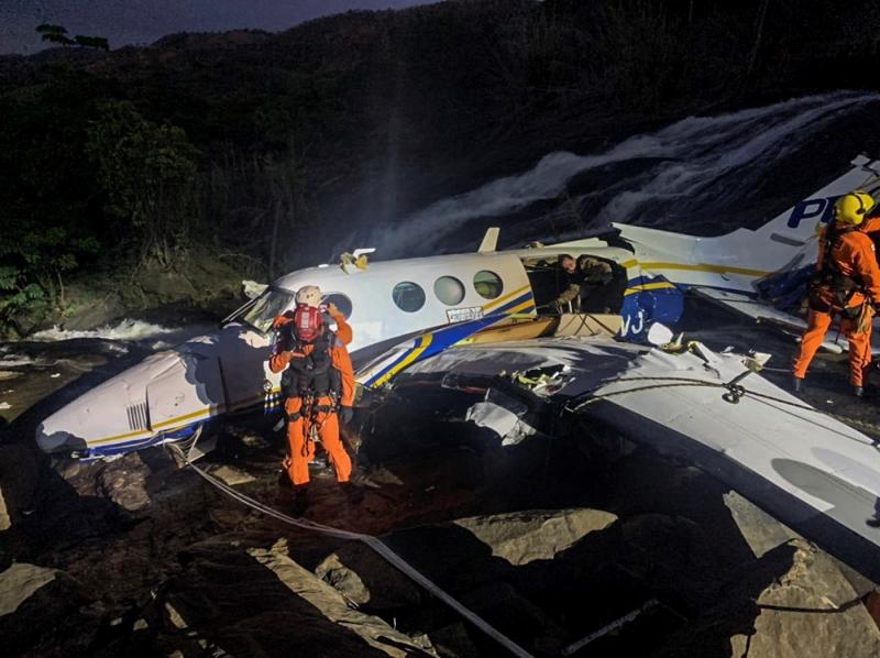 Los servicios de rescate, junto al avión accidentado.  / EFE