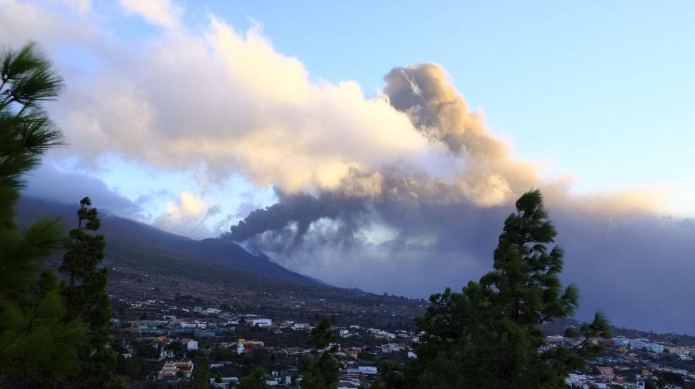 Así se ven las cenizas que emite el volcán de La Palma