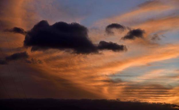 Gran Canaria despide la tarde con un cielo encarnado