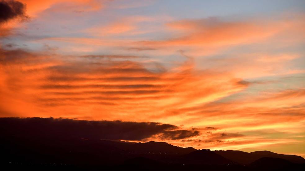 Gran Canaria despide la tarde con un cielo encarnado