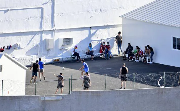Imagen de inmigrantes jugando al fútbol en las instalaciones del regimiento Canarias 50 en La Isleta, en Las Palmas de Gran canaria. 