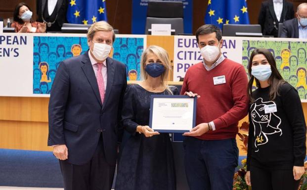 Voluntarios de Moya recogen el premio Ciudadano Europeo 2021 en el Parlamento Europeo de Bruselas