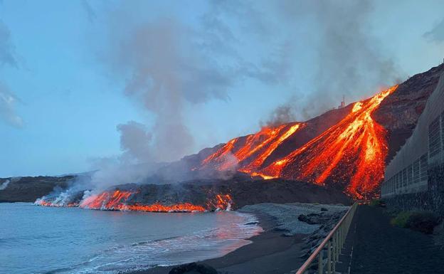 La lava sigue alimentando la colada que alcanzó el mar en Los Guirres