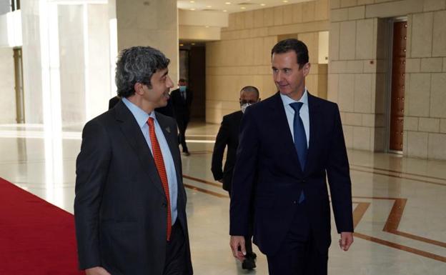 El ministro de Exteriores de Emiratos Árabes Unidos, Abdullah bin Sayed, junto a El-Asad en Damasco./EFE