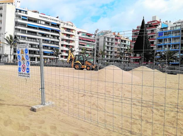 Comienza el movimiento de arena para el belén de la playa de Las Canteras