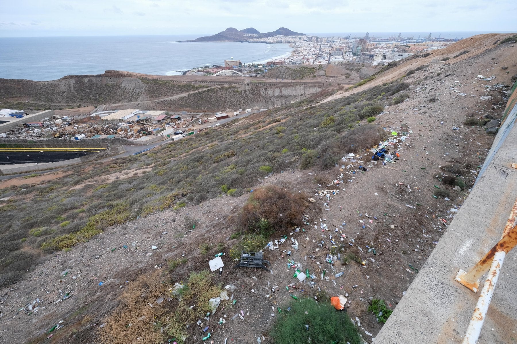 El balcón de la ciudad se ha convertido «en un vertedero»