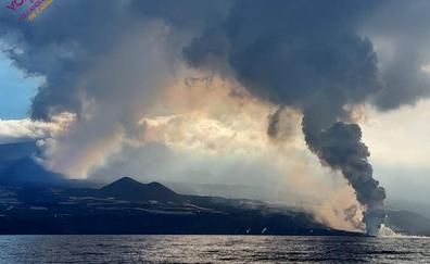 El volcán alimenta las coladas que se dirigen al mar sin causar nuevos daños