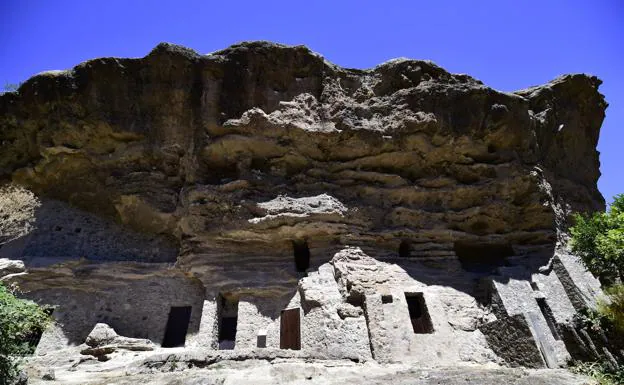 Vista de la visera y las principales cuevas del yacimiento arqueológico Risco Caído.  / Arcadio Suarez