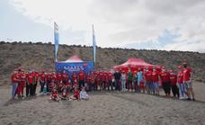 'Mares Circulares' reúne a medio centenar de personas para limpiar la Playa de Bocabarranco