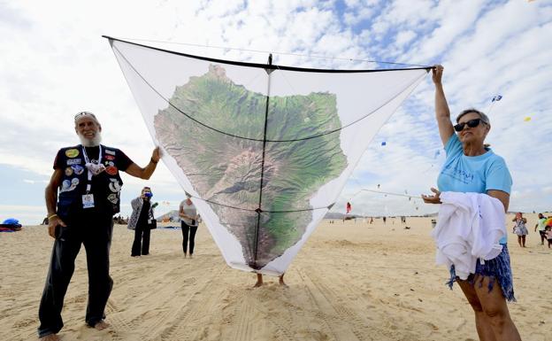La Palma es una cometa que sobrevuela las dunas de Corralejo