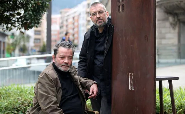 Enrique Urbizu y Carlos Gómez, autores del libro 'La caja de madera', en Bilbao./Jordi Alemany