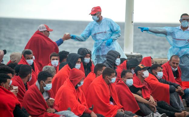 Rescatan un nuevo grupo de 59 migrantes que se dirigían a Canarias