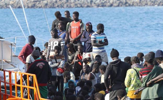 Salvamento rescata a 32 inmigrantes a 27 kilómetros de Gran Canaria