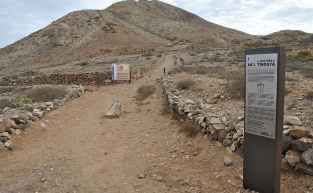 Tindaya y cinco yacimientos más estrenan cartelería contra expolios y basura