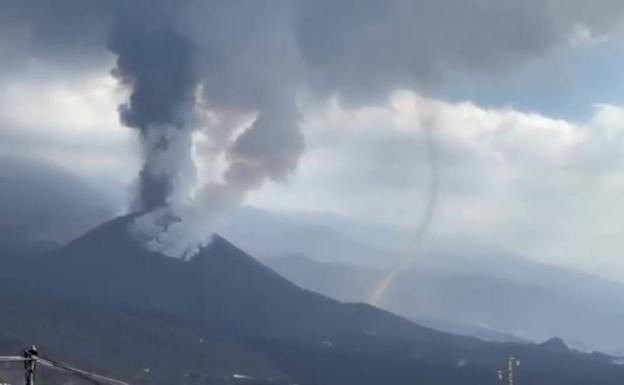 El volcán genera un pequeño tornado en uno de sus flancos