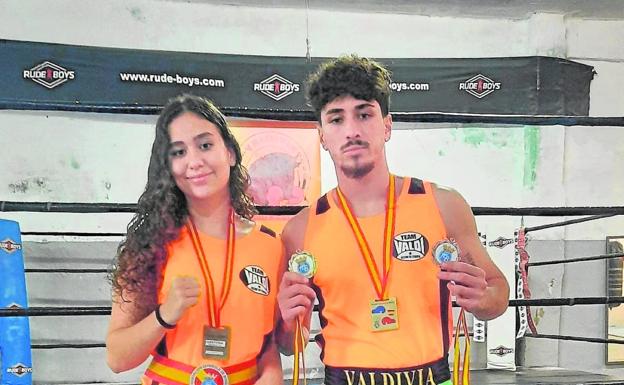 Laila Valdivia y su hermano Fran, con sus medallas de campeones de España en el gimnasio familiar de Tenoya. / C7