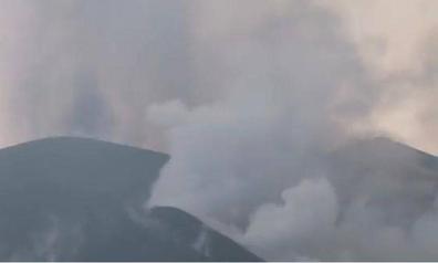 Vídeo: Intensa desgasificación del volcán este martes