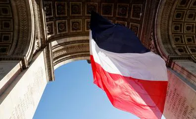 Macron oscurece bandera de Francia 45 años después