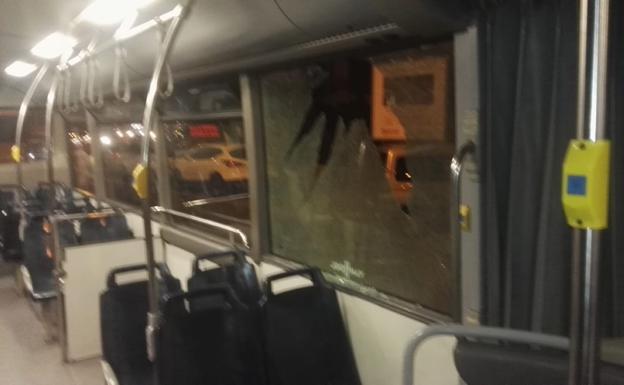 Un nuevo ataque con piedras rompe un cristal lateral de una guagua de la 12