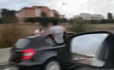Circulan con medio cuerpo fuera del coche por la M-40 en Madrid