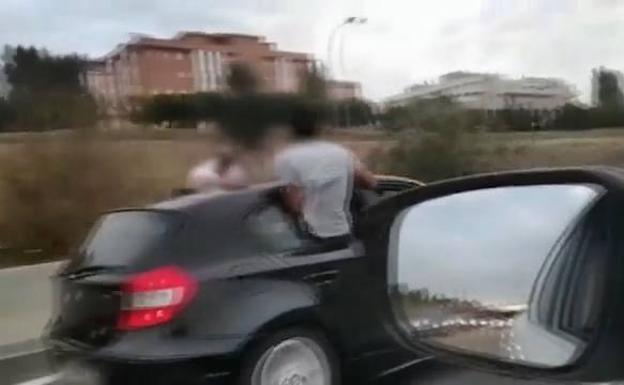 Circulan con medio cuerpo fuera del coche por la M-40 en Madrid