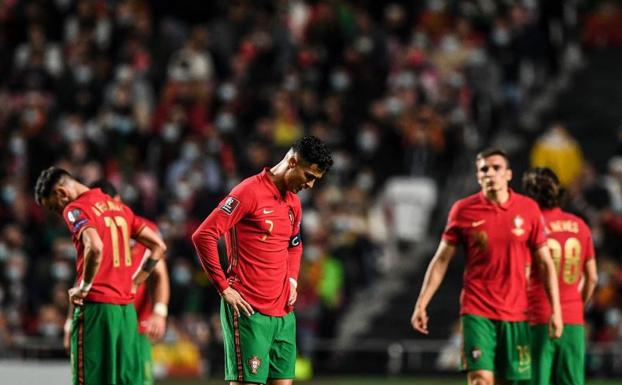 Cristiano Ronaldo, abatido junto a sus compañeros de Portugal tras la derrota frente a Serbia./AFP