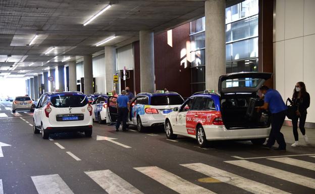 Los 'transfer' para el taxi en Gando suben de 5 a 7 al mes este domingo