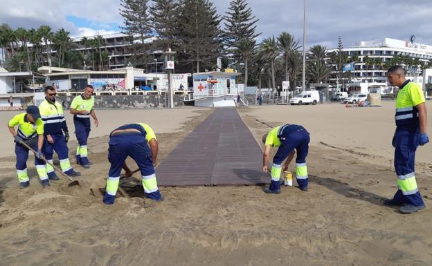 Costas autoriza a colocar otra vez la pasarela en la escollera del Oasis