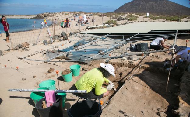 Foto de archivo de la anterior campaña arqueológica en el taller de producción de púrpura de la playa de Concha. 