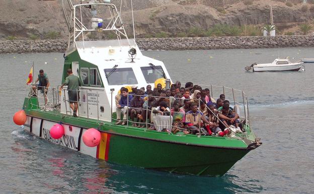 Localizadas cuatro neumáticas con al menos 150 inmigrantes en aguas de Canarias