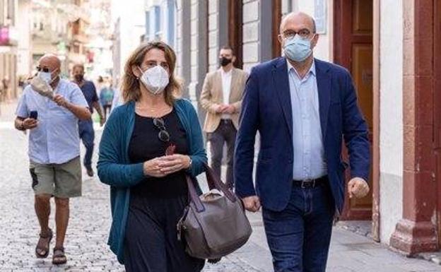 Teresa Ribera sigue con los científicos del CSIC la evolución del volcán