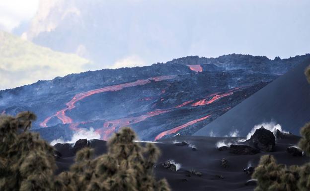 Cuatro terremotos sentidos y lava fluyendo sobre las coladas previas