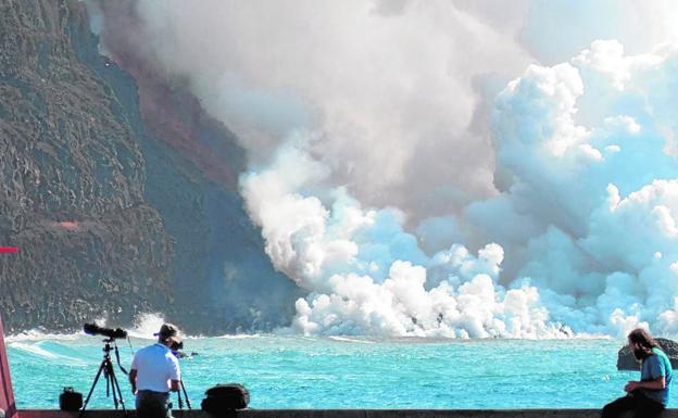 La nueva llegada de la lava al mar forma otro delta y obliga a confinar a 3.000 personas en Tazacorte