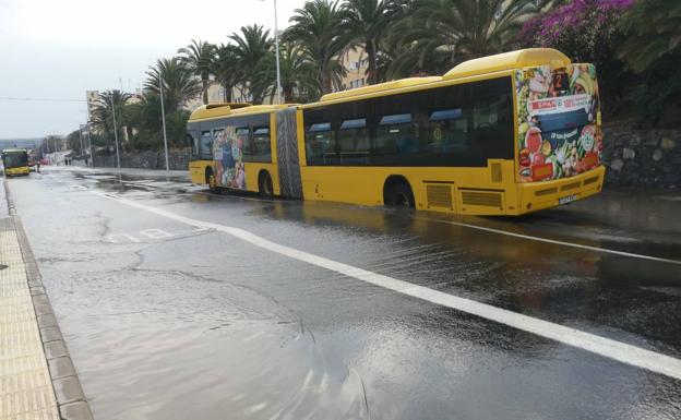 La reparación de la tubería que afectó a una guagua y al parquin del Materno tardará unas diez horas