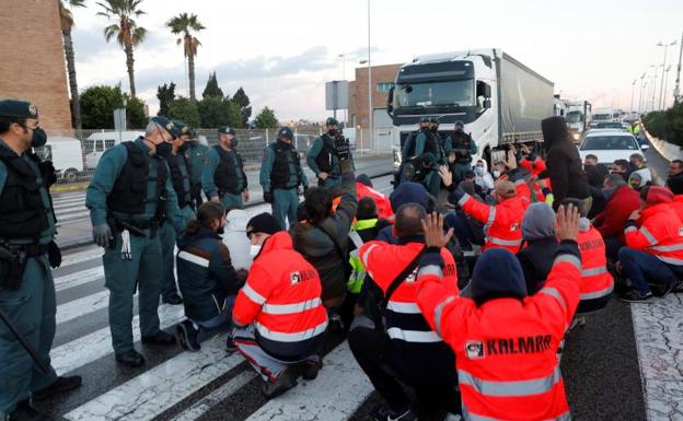 Muere un motorista en los accesos al puerto de Algeciras