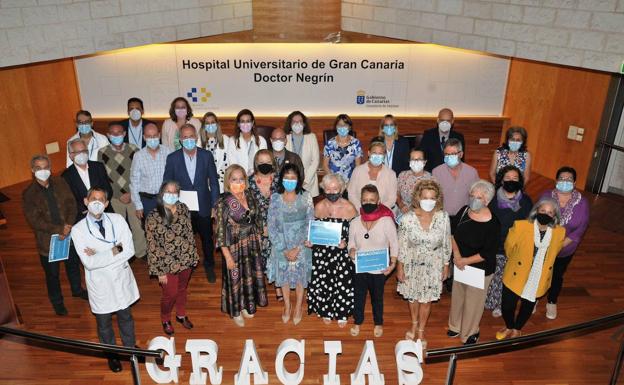 El Hospital Negrín homenajea a los 50 profesionales jubilados en 2020