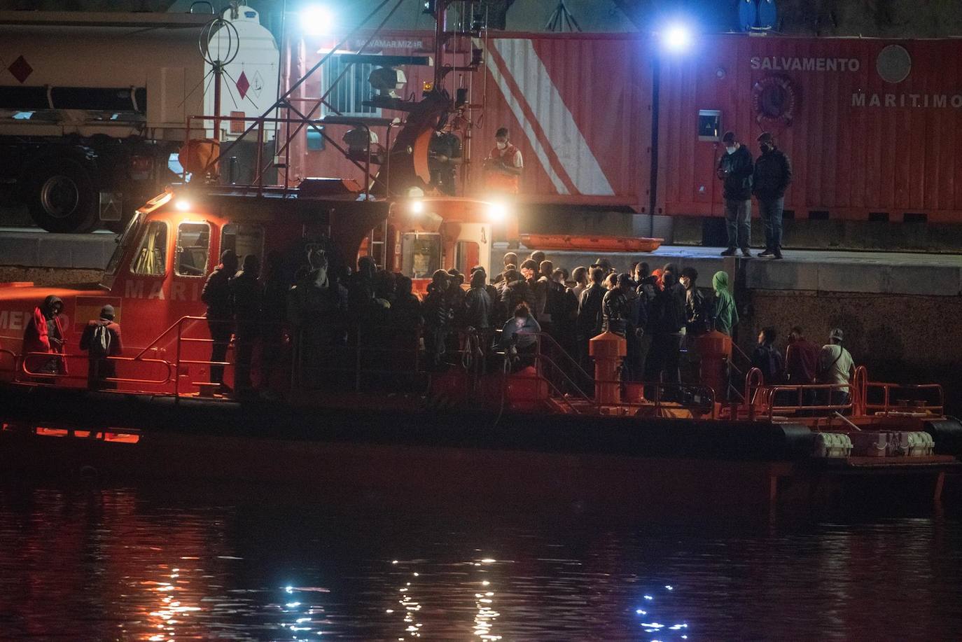 Salvamento Marítimo rescata a 105 personas de dos pateras en aguas de Fuerteventura