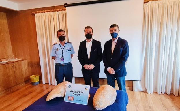 El Ejército del Aire entrega un ánfora encontrada en la bahía de Gando