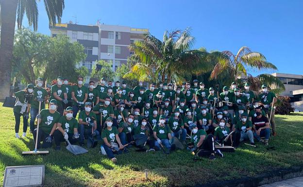 Un grupo de 65 empleados de Compañía Cervecera se suma a la limpieza de ceniza en Los Llanos de Aridane