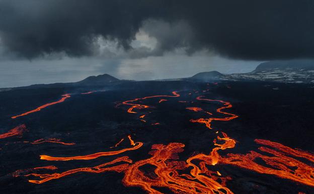 La lava fluye a diez metros por segundo al sur de la montaña de La Laguna hasta la nueva fajana