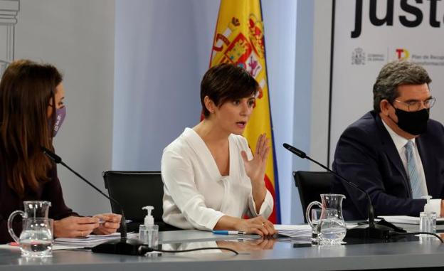 Isabel Rodríguez (c), Irene Montero y José Luis Escrivá, en rueda de prensa.