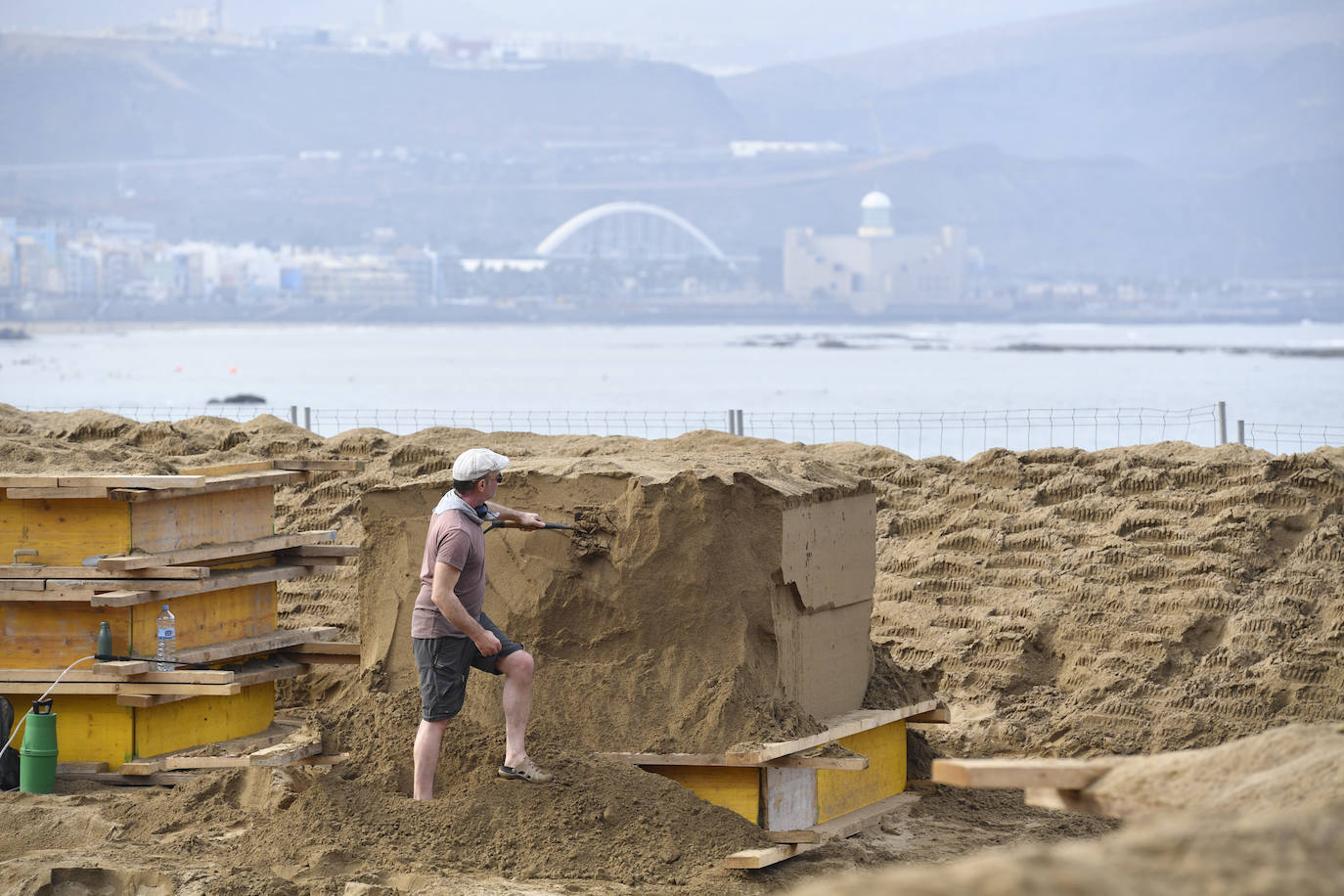 El belén de arena empieza a tomar forma en Las Canteras