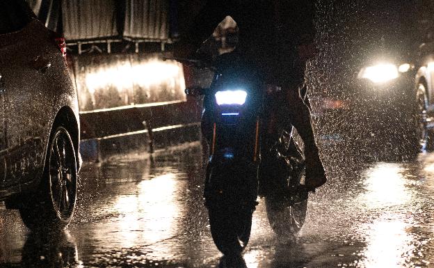 Cómo circular en moto en condiciones de lluvia, niebla y viento