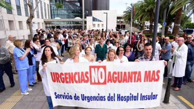 Los médicos de Urgencias del Insular han llegado «al límite» y piden al resto del hospital que les apoye en la protesta