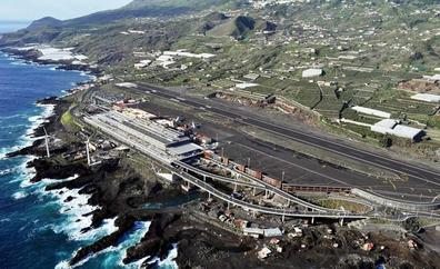 El aeropuerto de La Palma, operativo pero con seis vuelos interinsulares cancelados
