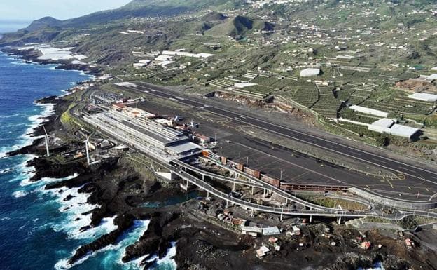 El aeropuerto de La Palma, operativo pero con seis vuelos interinsulares cancelados