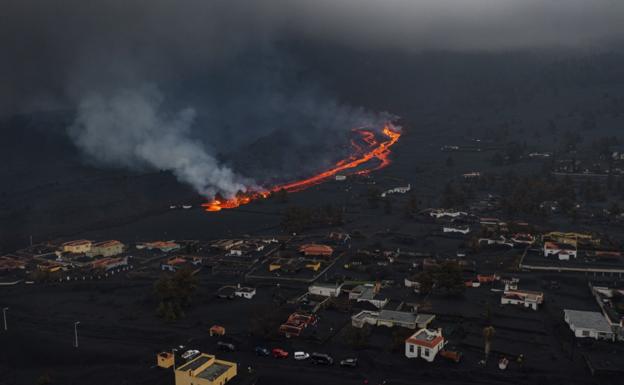 Un nueva colada arrasa parte del cementerio y avanza por el barrio de Las Manchas