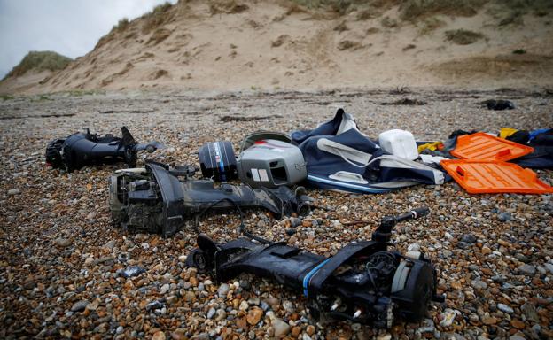 Motores y restos de lanchas neumáticas, abandonadas en las playas francesas del Canal de la Mancha por los inmigrantes que tratan de llegar a Reino Unido.