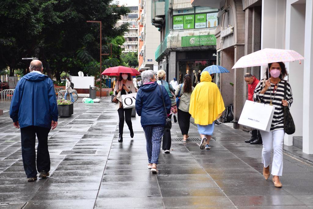 De compras bajo la intensa lluvia