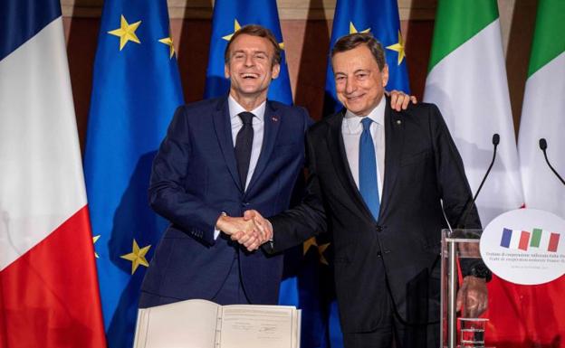 El primer ministro italiano, Mario Draghi, y el presidente francés, Emmanuel Macron, firmaron este viernes en Roma el Tratado del Quirinal./AFP